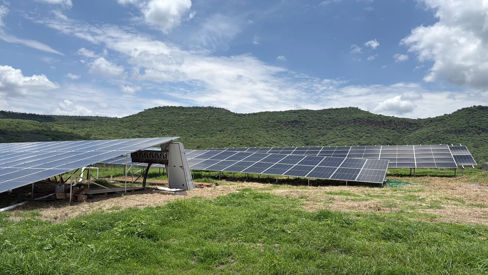 Campo de paneles solares terminado